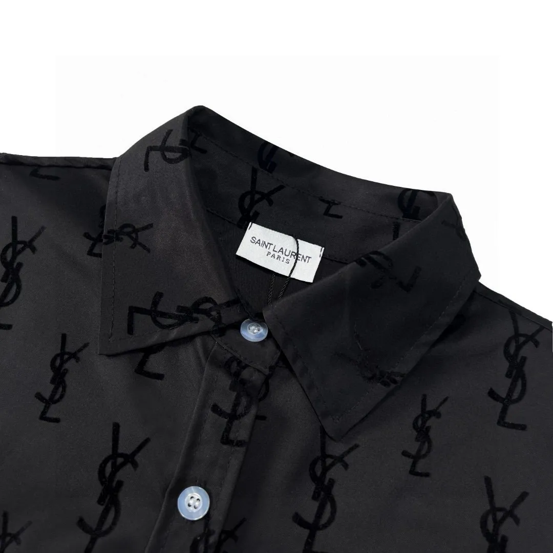 New batch 💰230 model number: G230 SAINT LAURENT YSL new flocked all-over printed shirt top 1️⃣The upper body of the fabric is soft and comfortable, extremely delicate, feels solid, smooth and soft. It has the characteristics of the fabric being wrinkle-free and the hand feel is invincible. The details are handled perfectly! 1️⃣This year’s most popular all-over printing element, full of high-end sense, customized original flocking fabric, combined with the classic YSL flocking pattern for a super high-end feel! 3️⃣The upper part of the body is versatile and white, and it is crazy to call. The YSL flocked shirt with super good looks is a style that you will fall in love with at a glance. The upper part of the body shows off the temperament. It is the same style for men and women. It is a versatile shirt jacket for couples! Color: black Size: M, L, XL